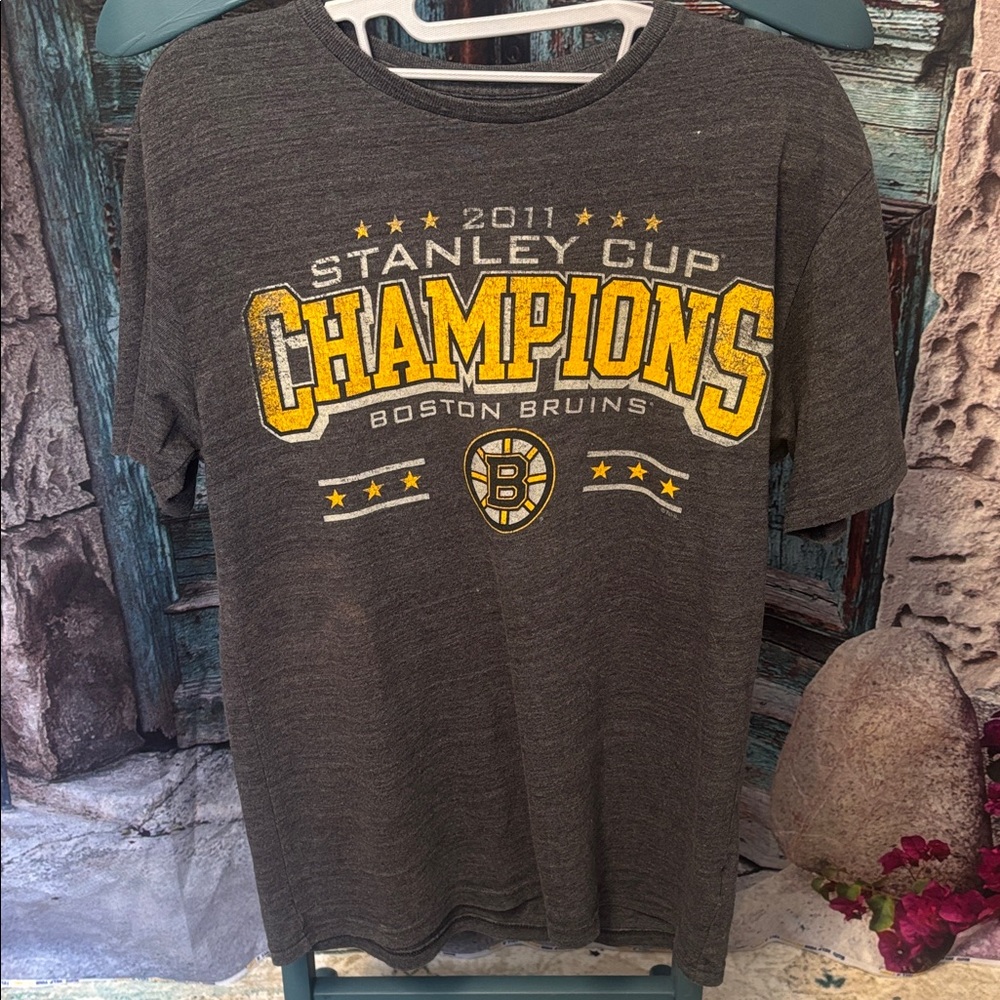 Retro Sport Boston Bruins 2011 Stanley Cup T-shirt, size small, fair condition